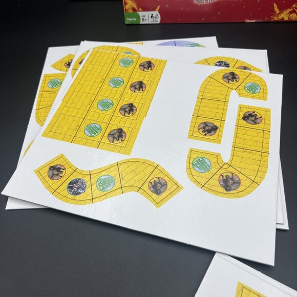 The Wizard Of Oz The Board Game By Fundex 2010 - Unpunched and Sealed parts - Picture 10 of 16